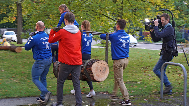 Selbstverständlich ist die Kamera dabei! Das Tragen des Stammes wird gefilmt
