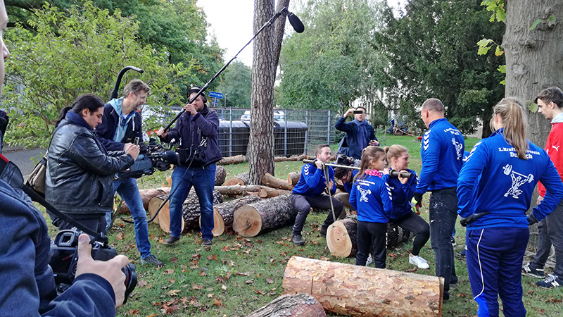 Pressevertreter filmten und fotografierten die Sportler*innen 