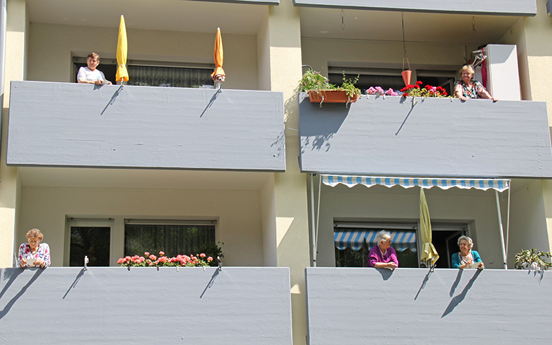 Mehrere Balkone und die Bewohnerinnen