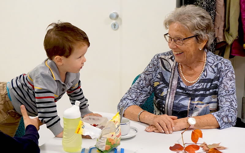 Kind im Gespräch mit Seniorin