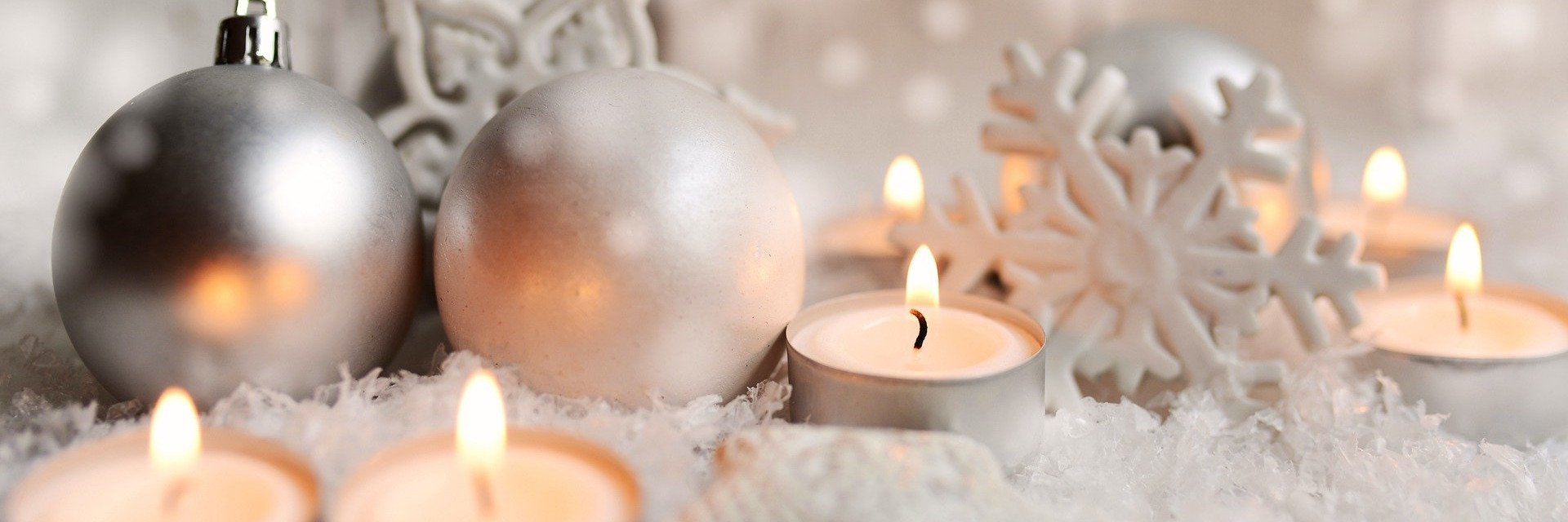 Weihnachtsdekoration mit Kerzen, Kugeln und Sternen