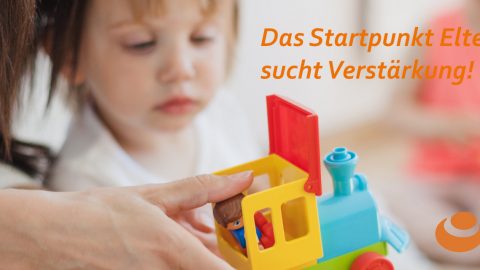 Eine erwachsene Person schaut mit einem Kind eine Spielzeug-Lok an. Text: Das Startpunkt Elterncafé sucht Verstärkung! Logo: Paritätische Sozialdienste