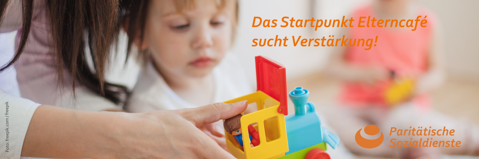 Eine erwachsene Person schaut mit einem Kind eine Spielzeug-Lok an. Text: Das Startpunkt Elterncafé sucht Verstärkung! Logo: Paritätische Sozialdienste