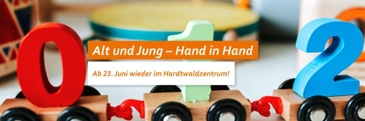 Foto Spielzeugautos mit den Zahlen 0, 1 und 2. Text: Alt und Jung - Hand in Hand. Ab 23. Juni wieder im Hardtwaldzentrum