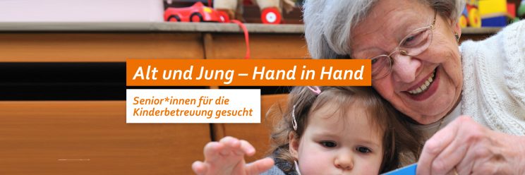 Eine lachende Seniorin spielt mit einem Kind. Text: Alt und Jung - Hand in Hand. Senior:innen für die Kinderbetreuung gesucht