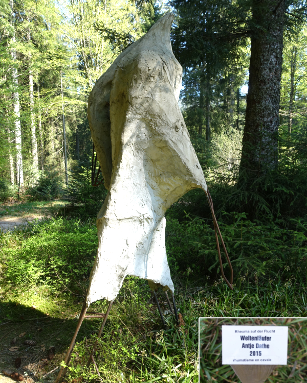 vogelähnliche Skulptur auf Stelzen. "Weltenläufer" von Antje Dathe