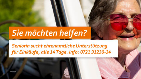 Eine ältere Frau schaut aus einem Auto. Sie trägt eine Sonnenbrille mit großen Gläsern, die rot eingefärbt sind. Text: Sie möchten helfen? Seniorin sucht ehrenamtliche Unterstützung für Einkäufe, alle 14 Tage. Info: 0721 91230-34
