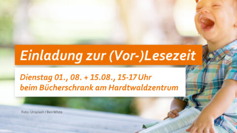 Lachendes Kind mit Buch auf dem Schoß. Text: Einladung zur Vorlesezeit