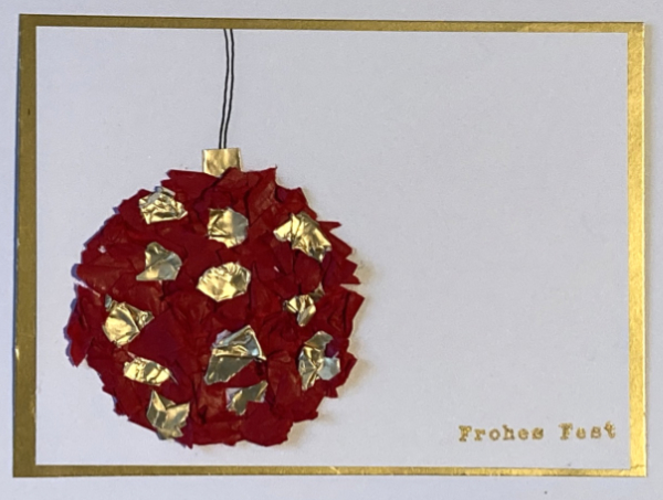 Weihnachtskarte mit einer roten Kugel und goldenen Punkten